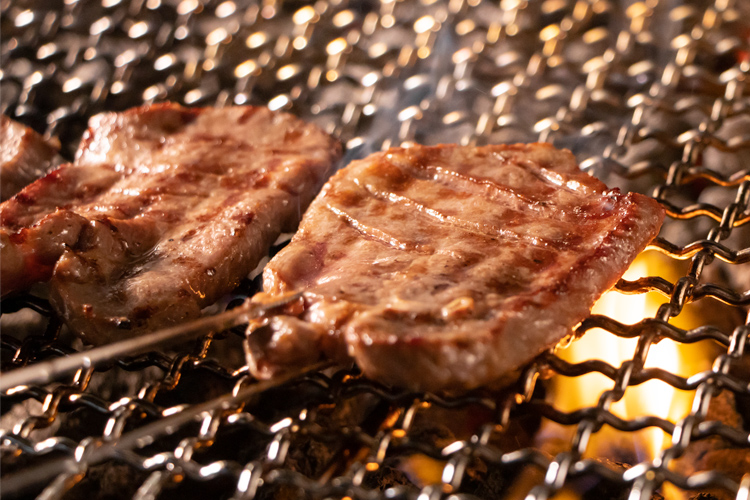成牛の牛タンは、赤身の旨みと肉質の力強さが際立ち、噛むたびに濃厚な味わいが広がります。