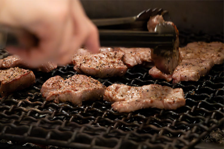 仙台空港で焼きたての牛タンを
