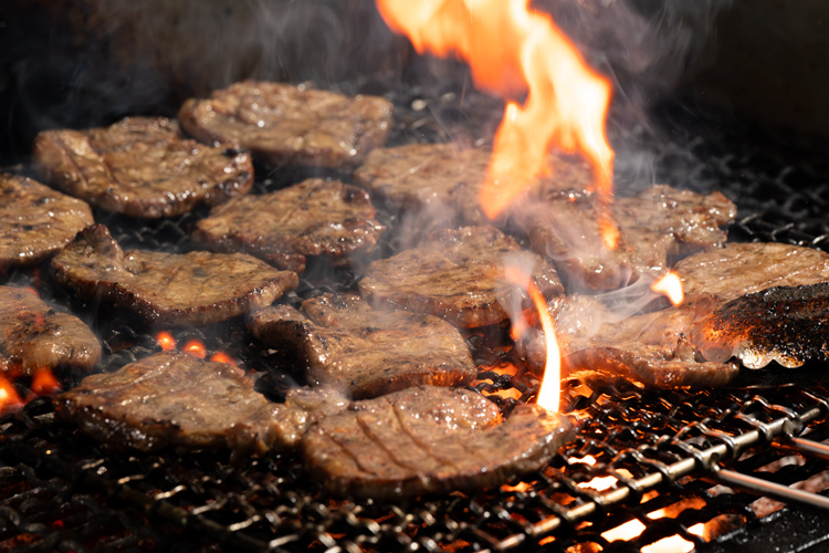職人が工場で一枚ずつ手焼きしています。
