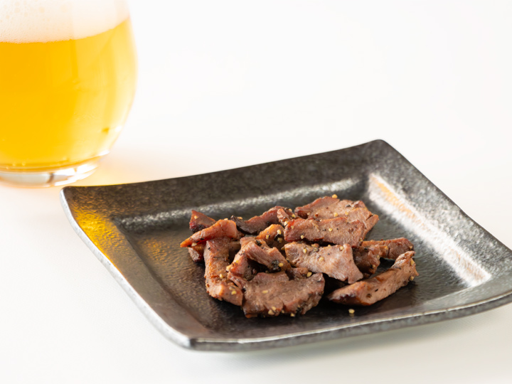 成牛ならではの歯ごたえと、旨みとのバランスが絶妙で、お酒が進む味わいです。