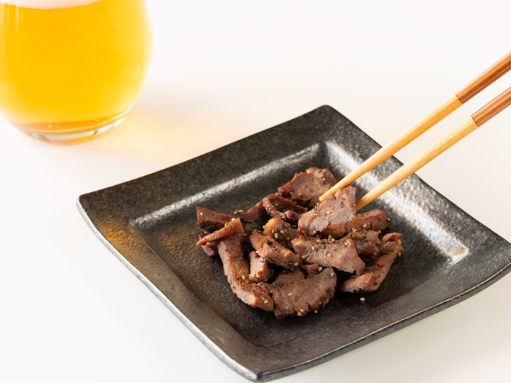 成牛ならではの歯ごたえと、旨みとのバランスが絶妙で、お酒が進む味わいです。