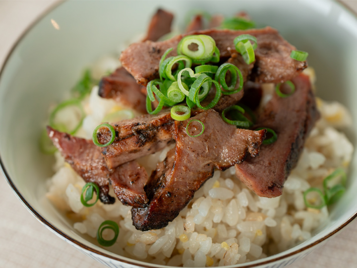 熱々のご飯の上にそのままのせて、小葱を散らして
