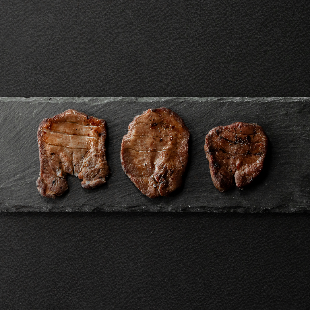 焼きたて陣中牛タン 丸ごと一本 成牛 60g　¥1,800 (税込)
