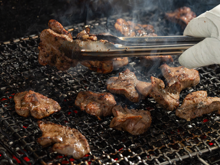 石焼き薫る、職人手焼きの牛タン
