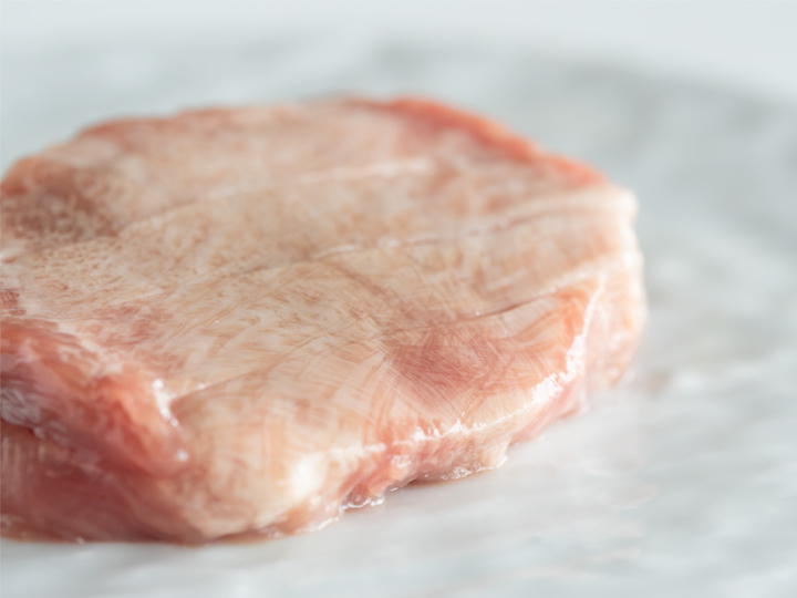 1枚60g、極厚カットで味わう、仔牛ならではのやさしい旨み