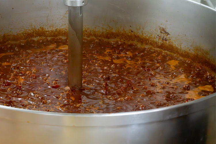 専任職人が仕上げる、油から始まる美味しさの秘訣