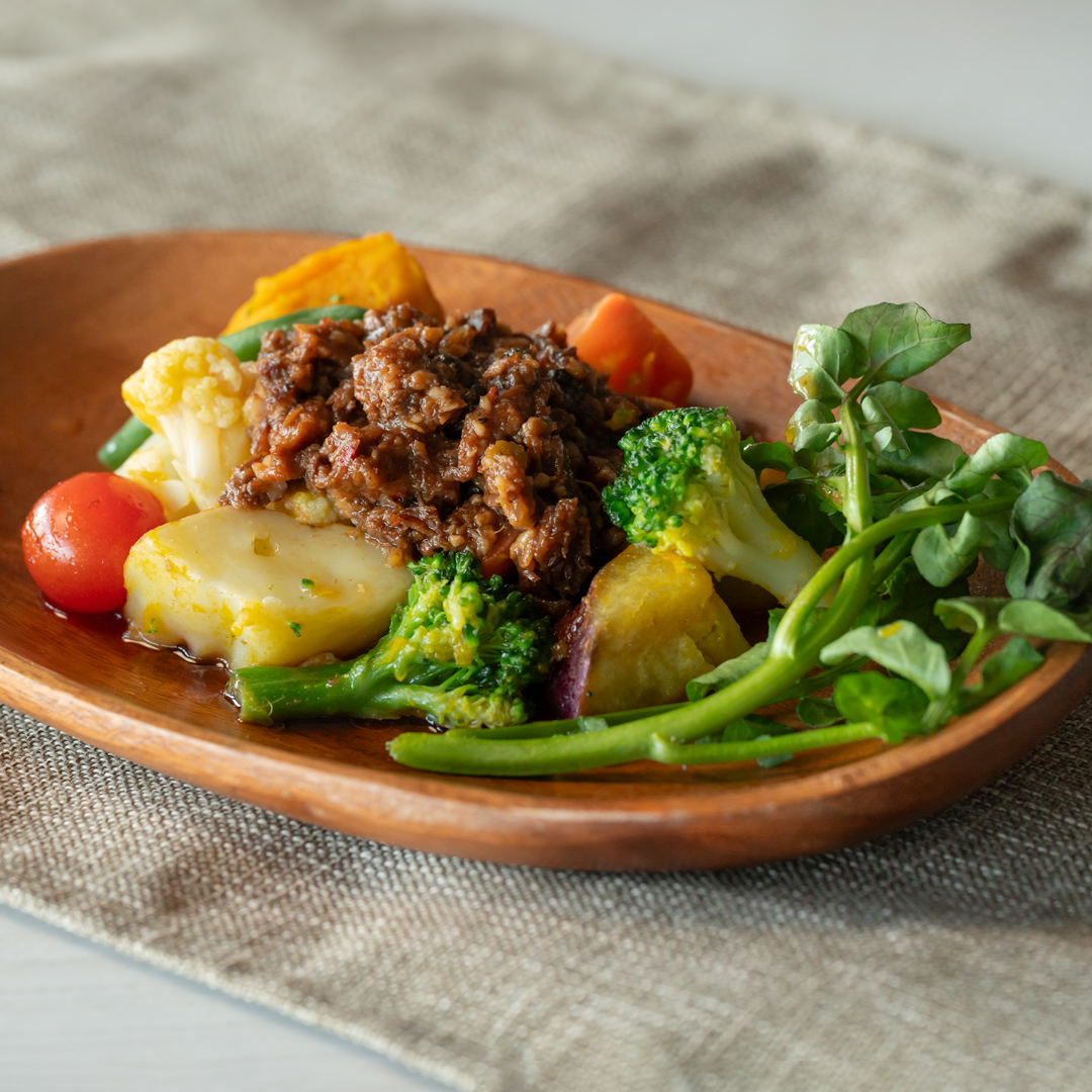 彩り温野菜の牛タンオリーブ仕立て