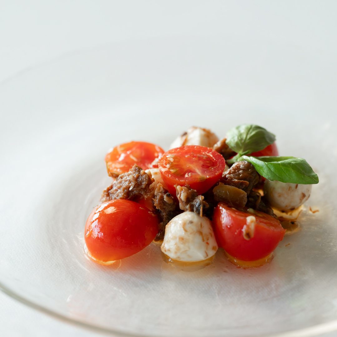 ご褒美カプレーゼ ～牛タンオリーブ辛油をのせて～