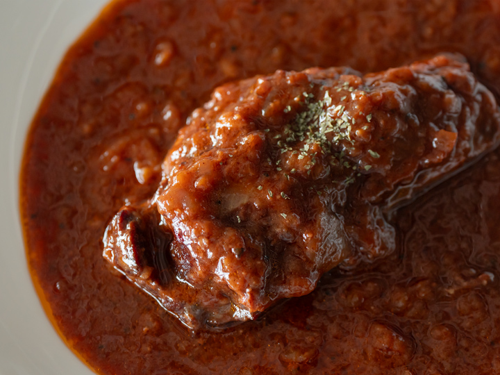 赤ワインベースの牛タン煮込み